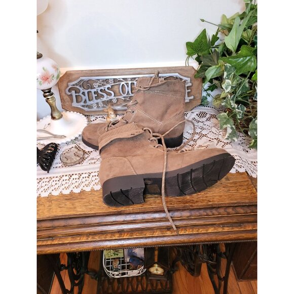 St John's Bay Taupe Lace Up Hiking Boot Memory Foam 8.5 Grunge Prairie Western - Picture 2 of 7